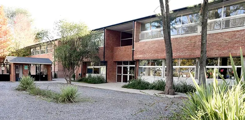 Fachada del Colegio Los Álamos en Ingeniero Maschwitz, Escobar